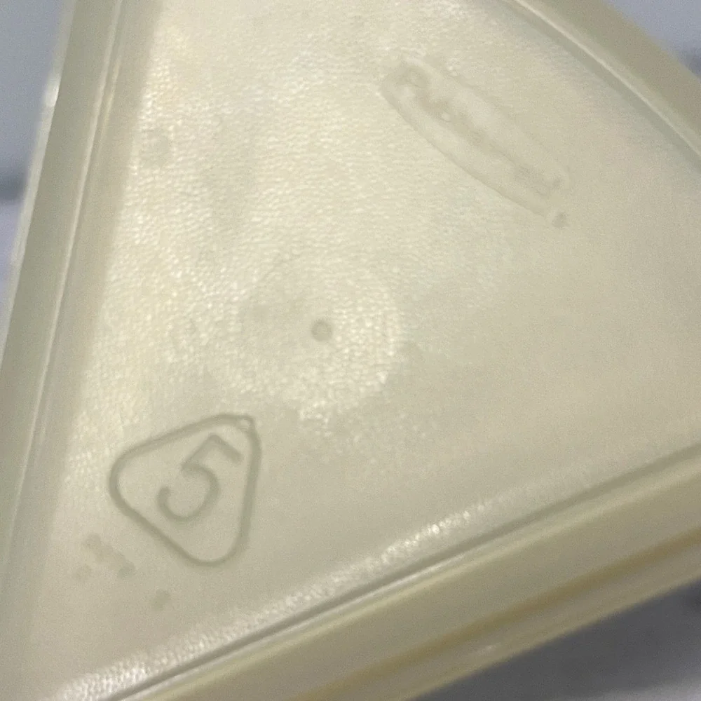 Rubbermaid Servin Saver Triangle Pie Slice Food Storage Container Cream 0072